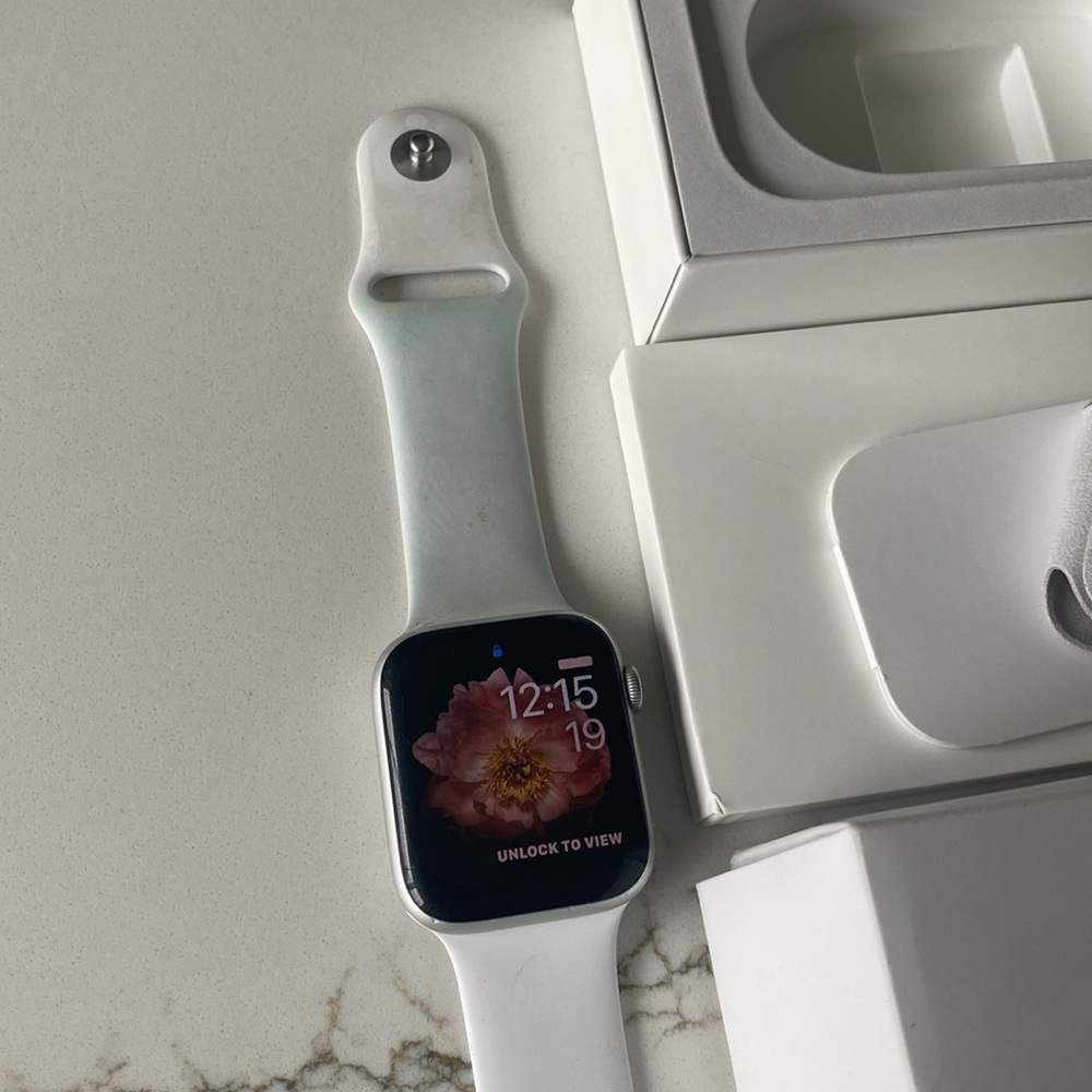 Apple Watch 44 MM Series 4 Silver Aluminum Case White Sport Band - Picture 4 of 16